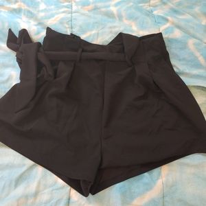 Black poofy shorts w